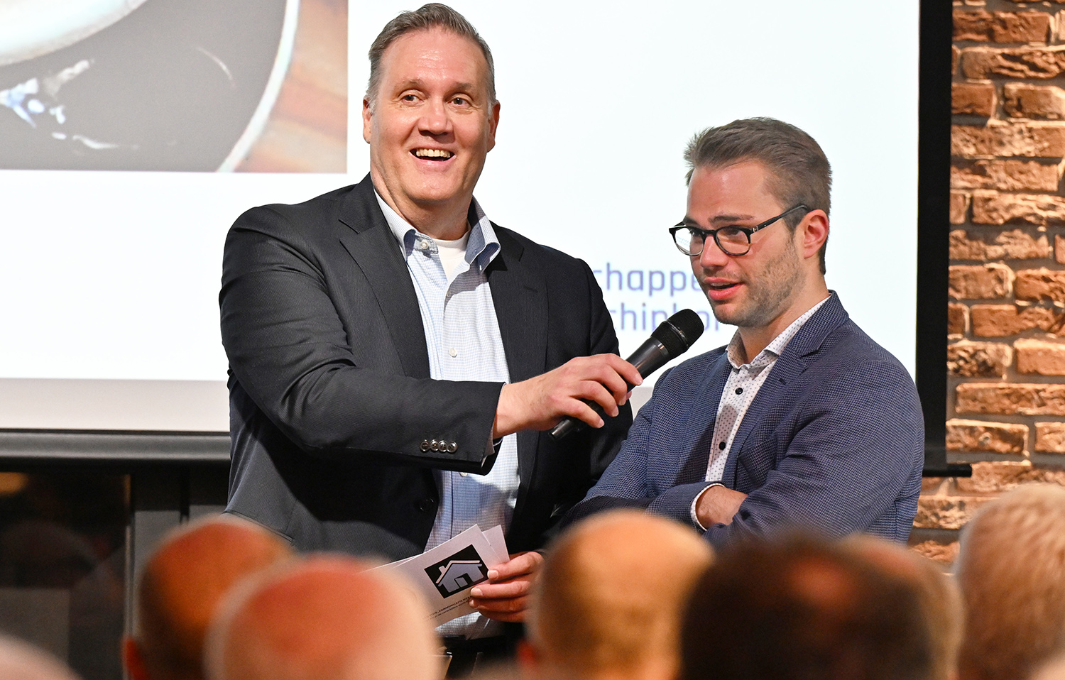 Dagvoorzitter Jerry Helmers tijdens het congres van de Maatschappelijke Raad Schiphol